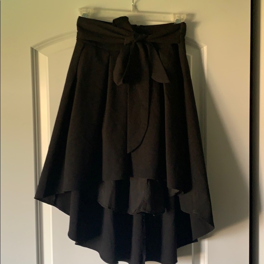 Black skirt with bow at waist